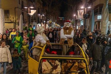 En Catalu?a, comienza el fin de semana de carnaval, uno de los m¨¢s tradicionales, Vilanova i la Geltr¨² celebra la "llegada" del Rey Carnestoltes, tomando el mando de la ciudad hasta el primer mi¨¦rcoles, proclamando la desverg¨¹enza y la libertinaje en la ciudad. El carnaval de Vilanova, conocido por sus bailes de mantones o la batalla de caramelos, es una de las fiestas patrimoniales de Catalu?a y atrae a multitudes.