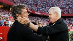 SEVILLA, 22/04/2024.- Los entrenadores del Sevilla, Quique Sánchez Flores (i), y del Mallorca, Javier Aguirre, se saludan antes del partido de la jornada 32 de LaLiga celebrado este lunes en el estadio Sánchez Pizjuán de Sevilla. EFE/ Julio Muñoz
