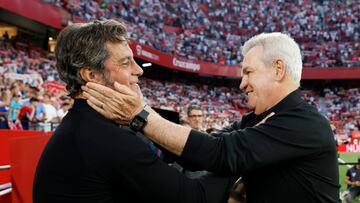 SEVILLA, 22/04/2024.- Los entrenadores del Sevilla, Quique Sánchez Flores (i), y del Mallorca, Javier Aguirre, se saludan antes del partido de la jornada 32 de LaLiga celebrado este lunes en el estadio Sánchez Pizjuán de Sevilla. EFE/ Julio Muñoz