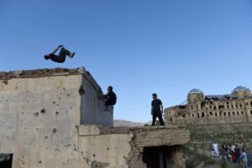 Jóvenes afganos practican sus habilidades de parkour en frente de las ruinas del Palacio Darul Aman en Kabul. Parkour, que se originó en Francia en la década de 1990 y también se conoce como libre en ejecución, consiste en conseguir alrededor de los obstáculos urbanos con una mezcla de ritmo rápido de saltar, saltar, correr y rodar.