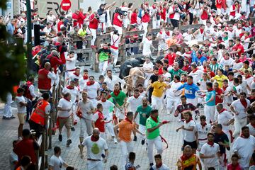 Imágenes del séptimo encierro de los Sanfermines 2022. La ganadería encargada de los toros de este séptimo encierro será la de Victoriano del Río, una de las más importantes del panorama taurino nacional.