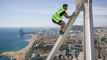 Ally Law escalando el Hotel Arts de Barcelona.