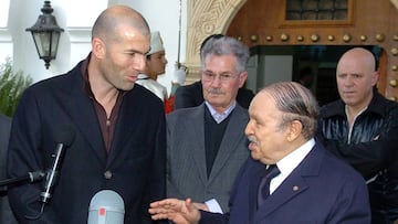 Zinedine Zidane y su padre Smaïl, junto al presidente de Argelia, Abdelaziz Bouteflika, durante una visita al país en 2010.