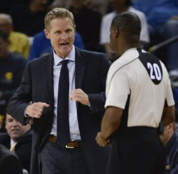 El entrenador de Warriors Steve Kerr discute con el árbitro tras una jugada.