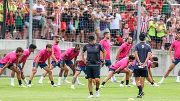 Lezama (Bizkaia), 12/07/2023. El entrenador Ernesto Valverde (c) durante el entrenamiento del Athletic Club de Bilbao abierto al público, este miércoles en las instalaciones de Lezama (Bizkaia). EFE/Javier Zorrilla