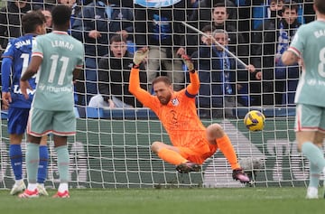Oblak no pudo detener el balón tras el desvío provocado por Arambarri.