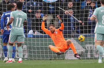 Oblak no pudo detener el baln tras el desvo provocado por Arambarri. 