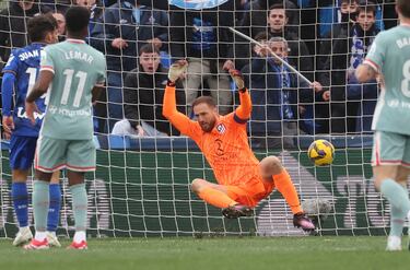 Oblak no pudo detener el balón tras el desvío provocado por Arambarri. 