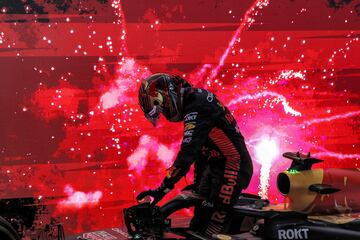 El piloto holandés de Red Bull Racing, Max Verstappen, sale de su coche después de ganar el Gran Premio de Fórmula Uno de Qatar en el Circuito Internacional de Lusail.