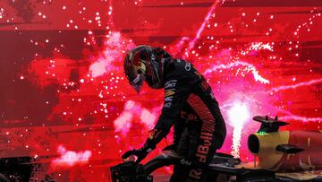 El piloto holandés de Red Bull Racing, Max Verstappen, sale de su coche después de ganar el Gran Premio de Fórmula Uno de Qatar en el Circuito Internacional de Losail.