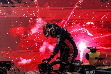 El piloto holandés de Red Bull Racing, Max Verstappen, sale de su coche después de ganar el Gran Premio de Fórmula Uno de Qatar en el Circuito Internacional de Lusail.