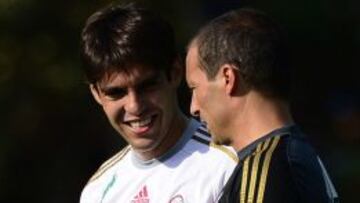 Kaká conversa con Allegri.