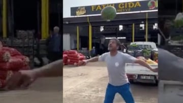 Un señor estaba en un centro de distribución de frutas, decidió tomar una sandía y comenzó a tratarlo como un balón de futbol, a más de uno le hizo recordar a ‘Dinho’.