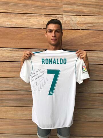 ‘Santi’ era un niño fanático de Cristiano Ronaldo. Firmaba sus trabajos con el nombre del jugador portugués y su máximo sueño era conocerlo. Sin embargo, lamentablemente falleció en el derrumbe de la escuela Enrique Rébsamen durante el terremoto del pasado martes. Fue la tía de Santiago quien se encargó de divulgar la historia, en búsqueda de que CR7 al menos tuviera conocimiento de su fan número 1. El domingo, Cristiano contestó a través de sus redes sociales, envió un mensaje de aliento a la familia y posó con una playera firmada y dedicada “con mucho cariño”, a ‘Santi’.