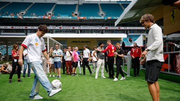 Charles Leclerc juega al fútbol con Benjamin Cremaschi, jugador del Inter de Miami, en el 'paddock' del gran premio de F1.