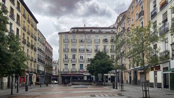 Plaza de Chueca vac&iacute;a en el d&iacute;a 61 del estado de alarma, todav&iacute;a en la Fase 0 de la desescalada prevista por el Gobierno durante la pandemia del coronavirus. En Chueca no se celebrar&aacute; la fiesta del Orgullo debido a la crisis de