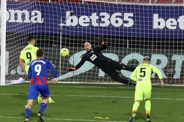 Luis Suárez marca de penalti a lo Panenka contra el Eibar en el último minuto para dar la victoria al Atlético.