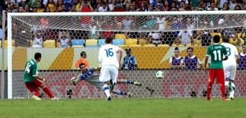 En la Copa Confederaciones, México se enfrentó a Italia y el Chicharito le antó a Gianluigi Buffon.