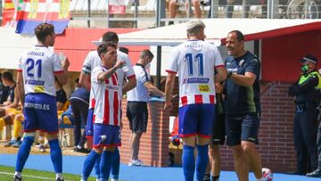 Salva Ballesta habla con Canillas durante un partido del Algeciras.