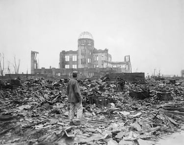 Hiroshima fue el escenario del primer ataque nuclear de la historia. El 6 de agosto de 1945, a las 8:15 de la mañana, el bombardero estadounidense Enola Gay lanzó la bomba atómica “Little Boy” sobre la ciudad, como parte de la estrategia para forzar la rendición de Japón. La explosión, equivalente a 16 kilotones de TNT, destruyó casi todo en un radio de dos kilómetros y provocó una ola de fuego que arrasó edificios, vehículos y personas en segundos. Se estima que murieron entre 70.000 y 80.000 personas en el acto, y otras decenas de miles fallecieron en los meses siguientes por quemaduras, heridas y enfermedades provocadas por la radiación.
