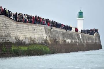 Un grupo abundante de gente espera la llegada de Didac Costa a Les Sables-d'Olonne, al Oeste de Francia. 