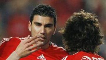 El Benfica del entrenador español Quique Sánchez Flores se acercó al liderato gracias a la victoria el viernes (2-1) ante el Leixoes, la revelación de la Liga.