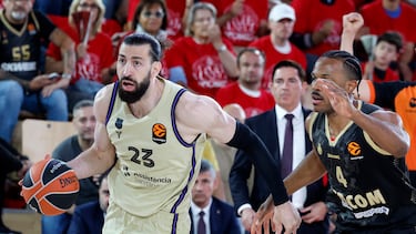 Jaron Blossomgame y Tornike Shengelia, con Xavi Pascual al fondo, durante el partido de Euroliga que supuso la eliminación del Barcelona.