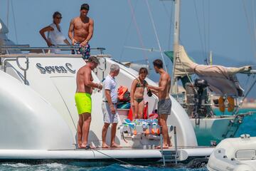 Su¨¢rez, Cesc y Messi juntos de vacaciones en familia