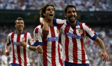 El centrocampista del Atlético de Madrid Raúl García (i) celebra con su compañero, el portugués Tiago Mendes (d), el gol marcado al Real Madrid, durante el partido de la tercera jornada de Liga de Primera División, disputado esta tarde en el estadio Santiago Bernabéu. 