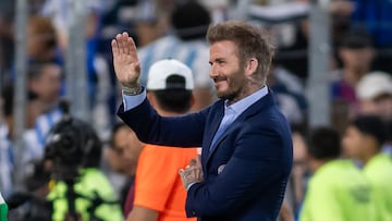 AME6459. MONTERREY (MÉXICO), 10/04/2024.- El ex jugador y dueño del Inter Miami David Beckham saluda previo a un partido ante Monterrey, este miércoles correspondiente a los cuartos de final de la Copa de Campeones de Concacaf, disputado en el estadio BBVA de Monterrey (México). EFE/ Miguel Sierra
