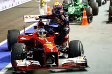 Fernando Alonso tras finalizar la carrera lleva a Mark Webber tras quedarse sin motor en su monoplaza.