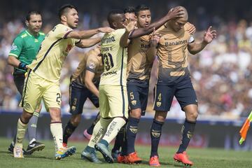 En la última liguilla en la cual estos equipos se han visto las caras fue en las semifinales del Apertura 2015. El América casi logra levantarse de un 0-3 en el Azteca al ganar 3-1 en Ciudad Universitaria y el partido terminó con un Darwin Quintero queriendo encarar a Dario Verón por supuestamente haberlo llamado "simio".