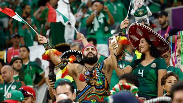 GR6004. LUSAIL (CATAR), 26/11/2022.- Aficionados mexicanos asisten hoy, a un partido de la fase de grupos del Mundial de Fútbol Qatar 2022 entre Argentina y México en el estadio de Lusail (Catar). EFE/José Méndez