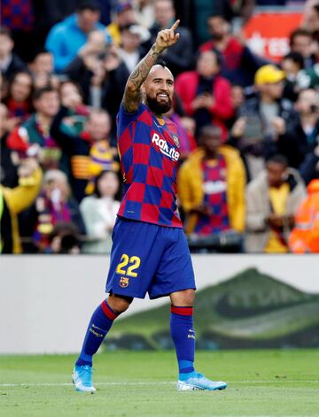 La Juventus pagó 10,5M€ al Leverkusen en 2011 por su fichaje, año en que se convirtió en jugador del equipo italiano hasta 2015. Jugó en el Barcelona entre 2018 y 2020.