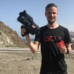 El particular Tour de Omán de Pujol: con cámara y micrófono