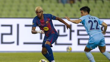 SEÚL, 04/08/2025.- Lamine Yamal (i), del Barcelona, controla el balón ante la defensa de Sungwon Jang, del Daegu FC, durante el tercer partido de la pretemporada del equipo, este lunes en la capital coreana, Seúl. EFE/ Jeon Heon-kyun