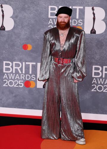 Jay Beech posa en la alfombra de los Brit Awards 2025.
