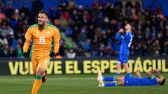 Borja Iglesias celebra su gol anotado de penalti.