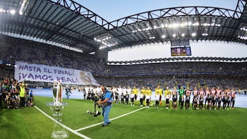 Los jugadores del Real Madrid y del Atl&eacute;tico forman en el estadio Giuseppe Meazza, en Mil&aacute;n, antes de la final de la Copa de Europa que disputaron el 28 de mayo de 2016.