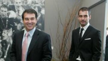 <b>SEPARADOS. </b>Joan Laporta sonríe, seguido por Pep Guardiola, en la presentación del técnico.
