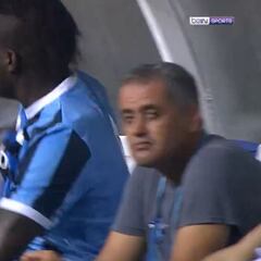 Balotelli ya la lía en Turquía: le cambian y miren el 'show' que monta en el banquillo...
