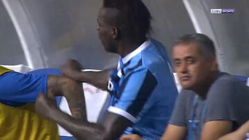 Balotelli ya hace líos en Turquía: Enloquece por ser sustituido