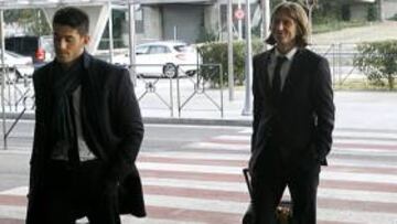 <b>PREPARADOS. </b>Pizzi, Filipe y Miranda llegan a la Terminal 3 del aeropuerto de Barajas, de donde el Atlético prendió vuelo a Roma.