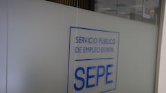 Un logo del SEPE de la oficina de empleo del SEPE del Barrio del Pilar, a 2 de abril de 2024, en Madrid (España). El número de parados registrados en las oficinas de los servicios públicos de empleo bajó en 33.405 personas en marzo en relación al mes anterior, lo que supone un descenso del 1,2% en términos porcentuales, según datos publicados este martes por el Ministerio de Trabajo y Economía Social. Asimismo, la Seguridad Social ganó una media de 193.585 cotizantes en marzo respecto al mes anterior (+0,9%), su segunda mayor alza en este mes de toda la serie histórica.
02 ABRIL 2024;MADRID;OFICINA DE EMPLEO;PARO
Jesús Hellín   / Europa Press
01/04/2024