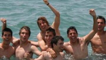 <b>FELICES. </b>Los futbolistas de España celebraron ayer en el agua el triunfo sobre Holanda que les dio el pase a la final.