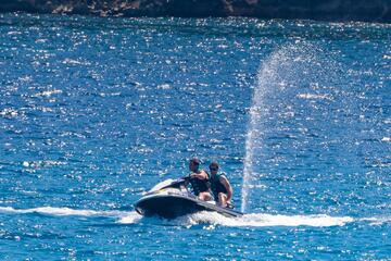 El tenista español se recupera de su lesión abdominal, que le obligó a abandonar el Grand Slam británico, en las aguas de la isla balear a bordo de un barco y rodeado de amigos. 