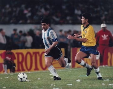 "El Barrilete Cósmico", posiblemente sea el mejor jugador en la historia, siempre será recordado por la "Mano de Dios" en 1986, pero fue tocado por la divinidad en ese torneo, lo que llevó a Argentina a la gloria y anotó el "Gol del siglo". También inspiró al Nápoles en sus únicos dos títulos de la Serie A y anotó algunos de los goles más escandalosos jamás vistos.