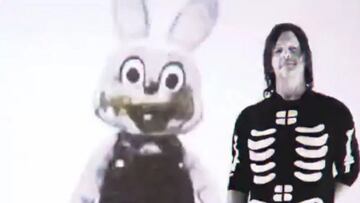 Norman Reedus (Death Stranding) posa en v赤deo con el conejo de Silent Hill 3