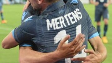 Mertens se abraza con Gabbiadini para celebrar un gol.