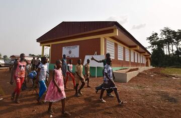 Didier Drogba inauguró una escuela que lleva su nombre en Costa de Marfil. Se espera que el proyecto solidario ayude a que miles de niños de zonas rurales en la comunidad de granjas de cacao reciban una mejor educación.